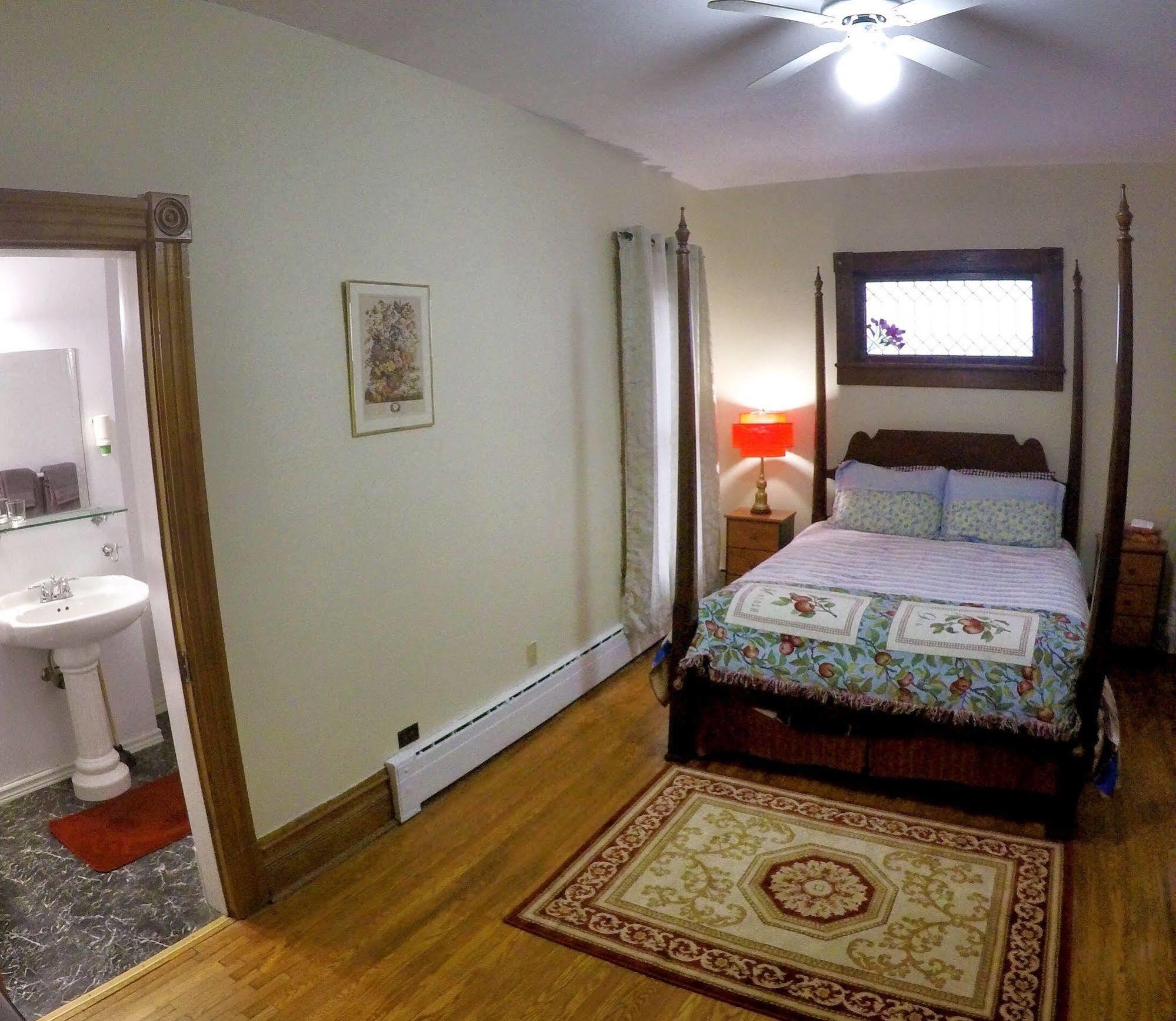 Niagara Inn Bed And Breakfast Bed & Breakfast Niagara Falls
